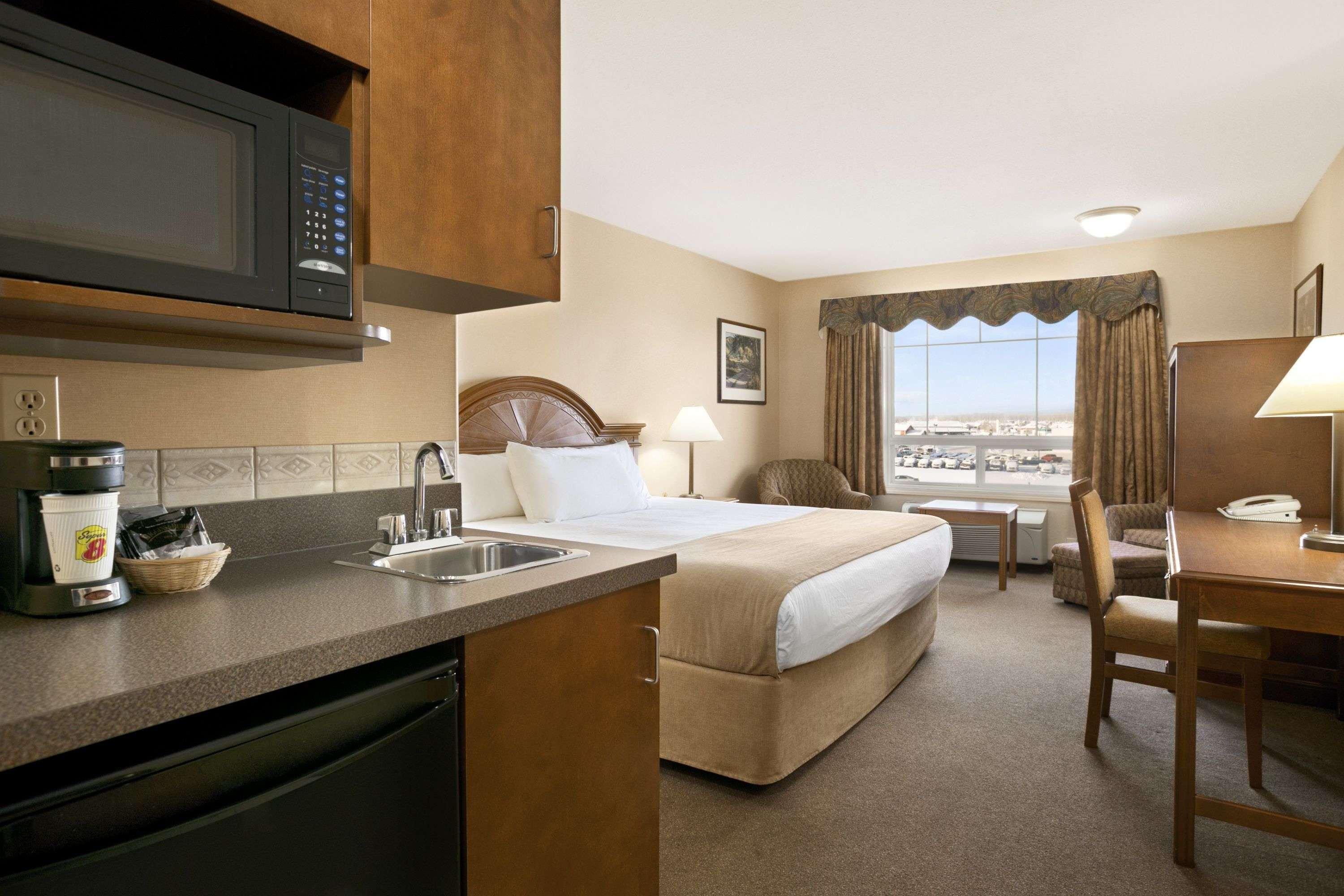 Super 8 By Wyndham High Level Ab Hotell Eksteriør bilde