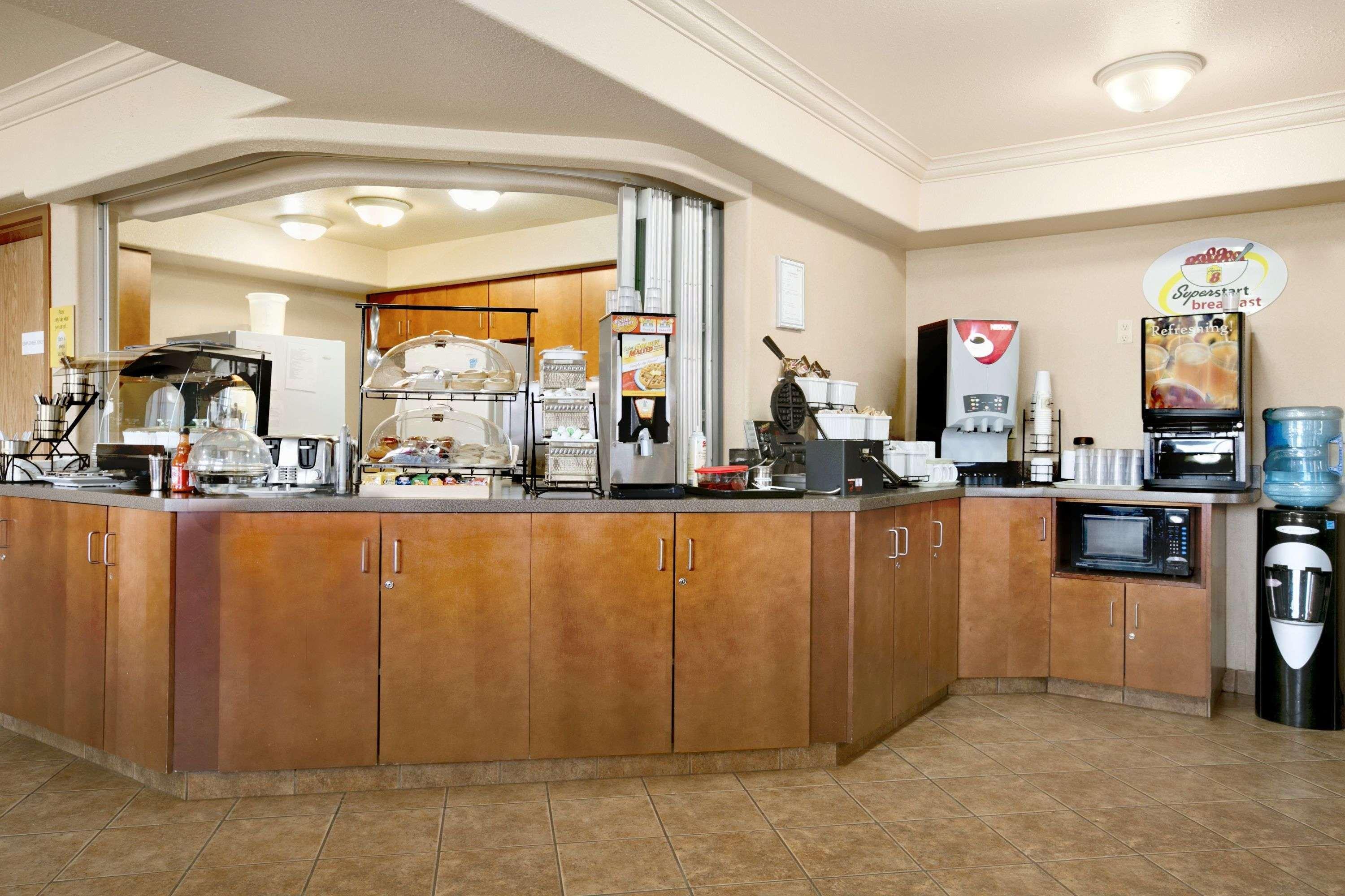Super 8 By Wyndham High Level Ab Hotell Eksteriør bilde